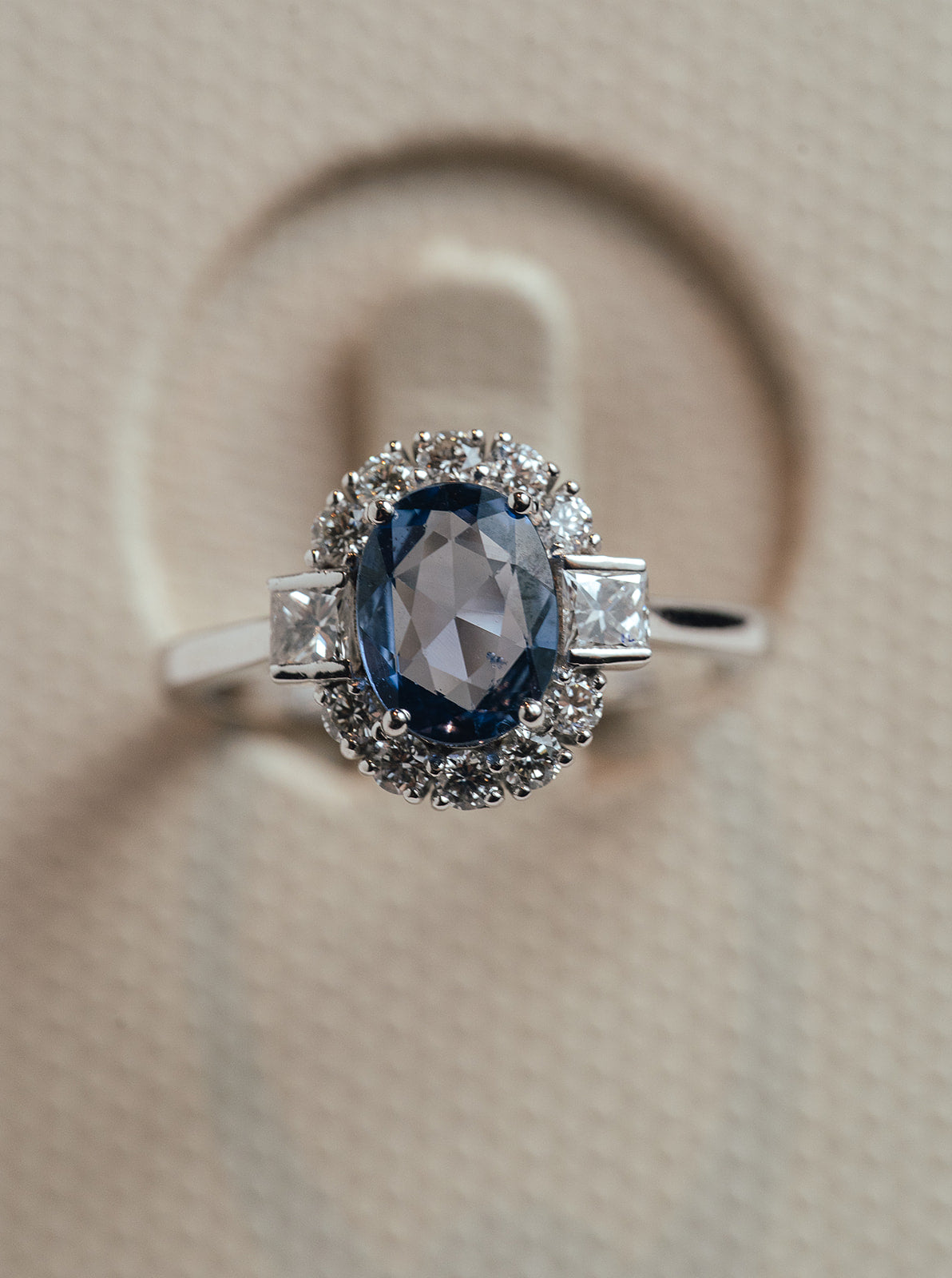 Anel Esmeralda Corte Oval e Diamantes em Ouro Branco