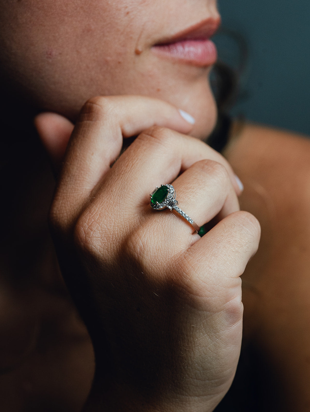 Anel Esmeralda Corte Oval e Diamantes em Ouro Branco