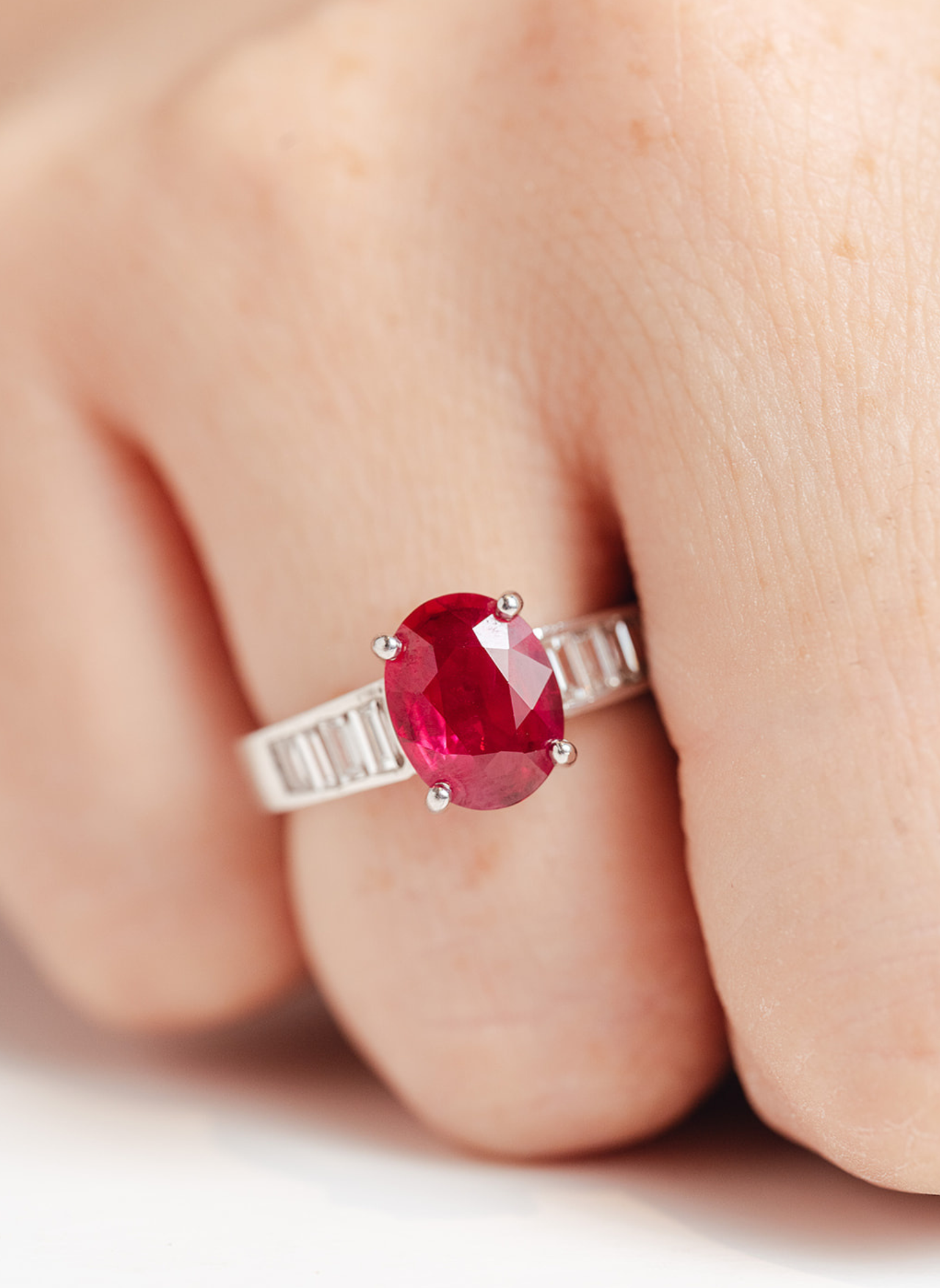 Ring mit Rubin und Baguette-Diamanten
