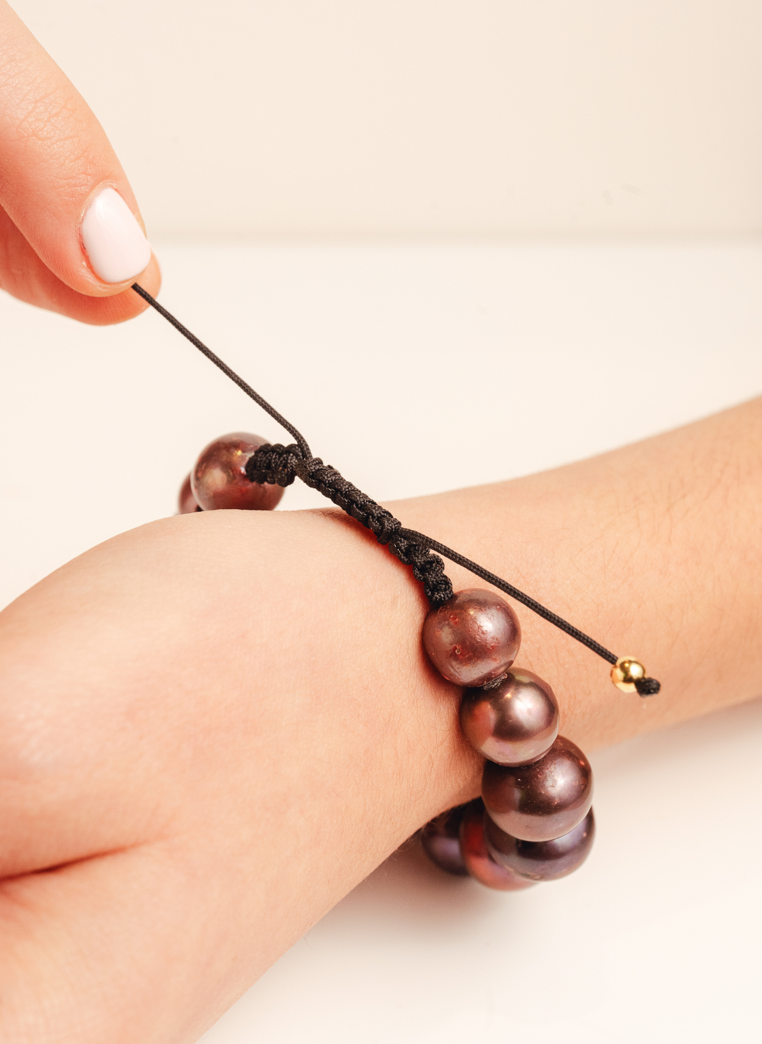 Bracciale con perle di Tahiti e sfera di zaffiro viola