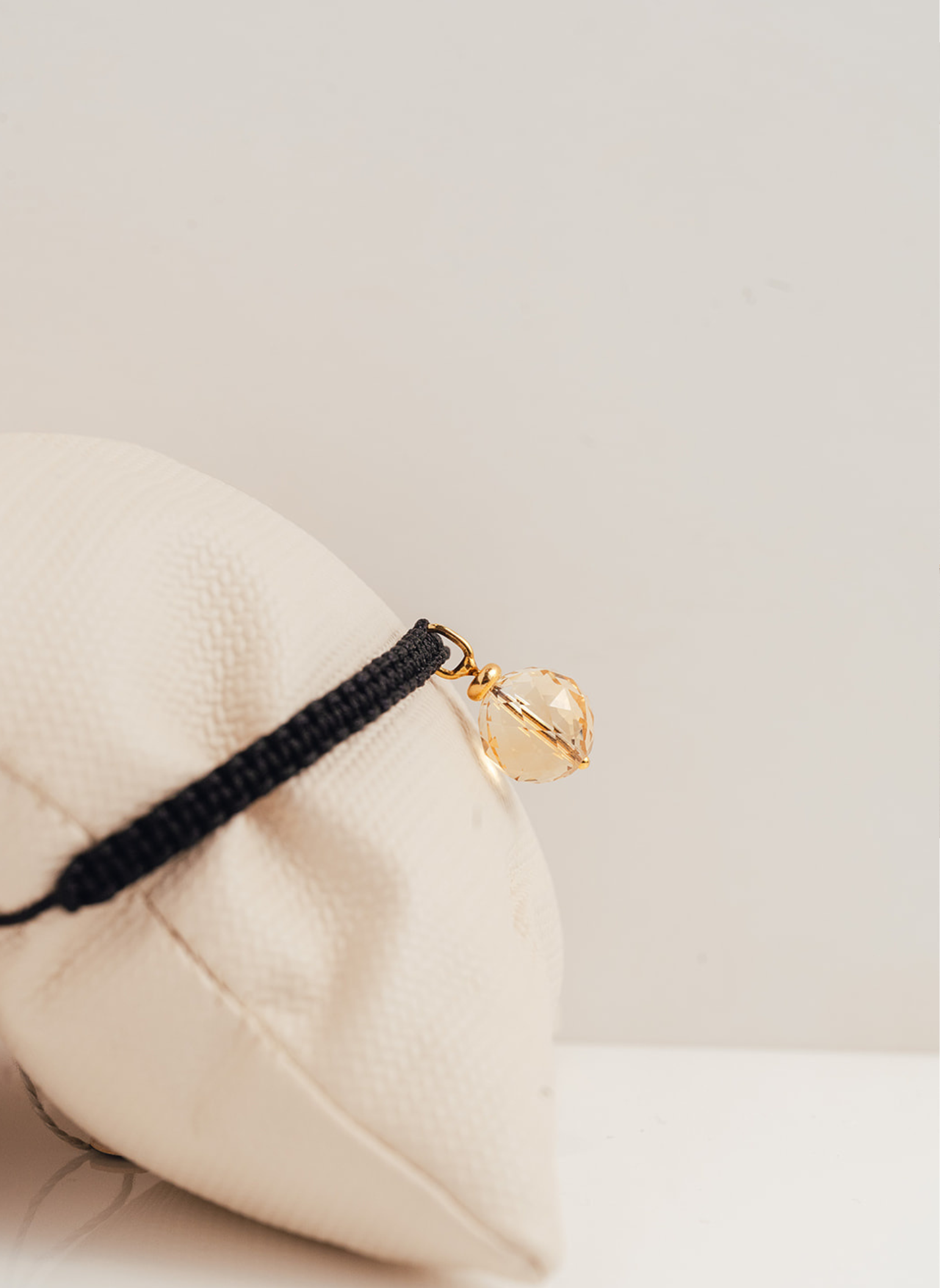Pulseira Ajustável em Macramé e Esfera de Quartzo Fumado