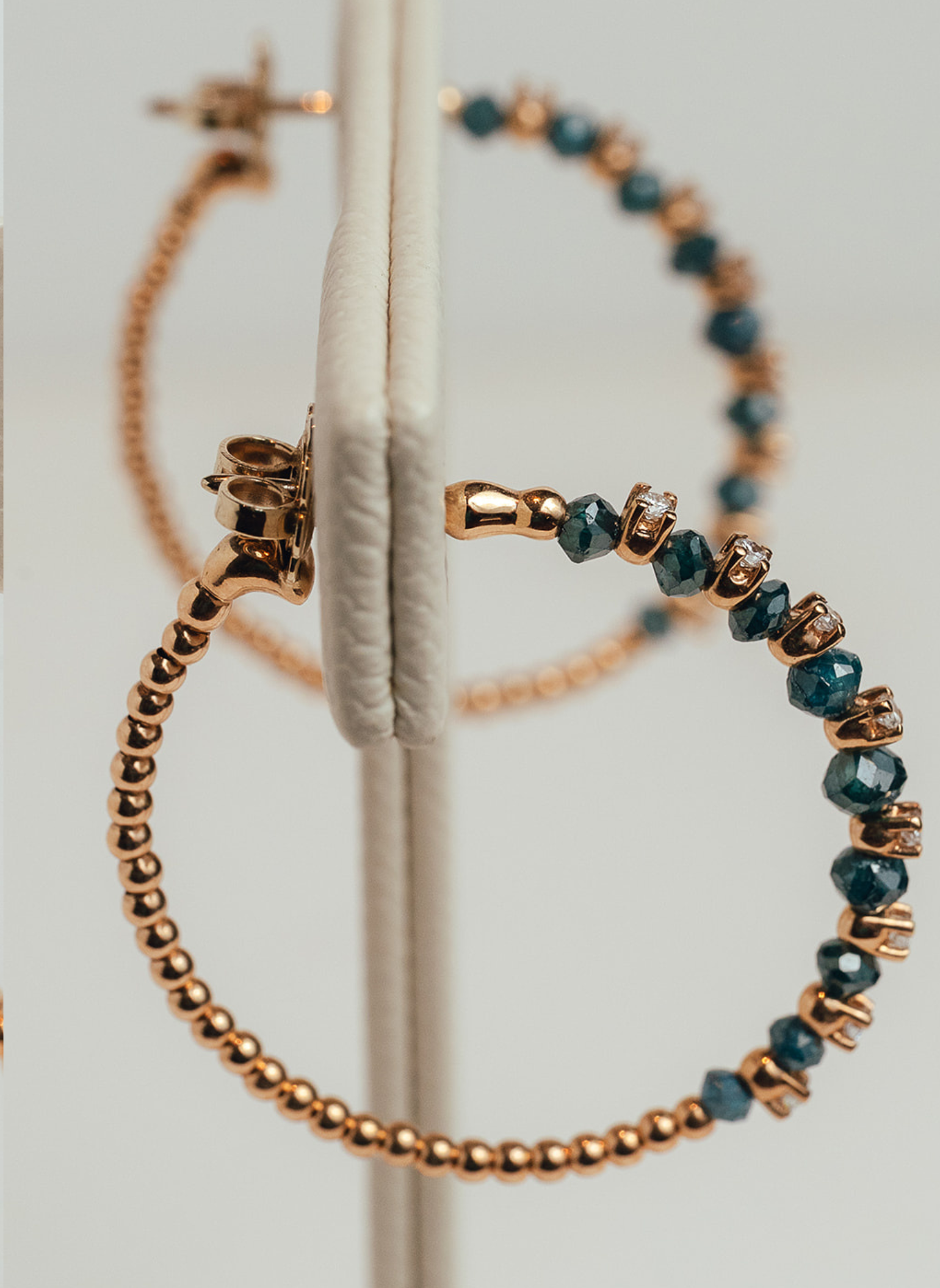 Aros Oro Rosa y Diamantes Azules