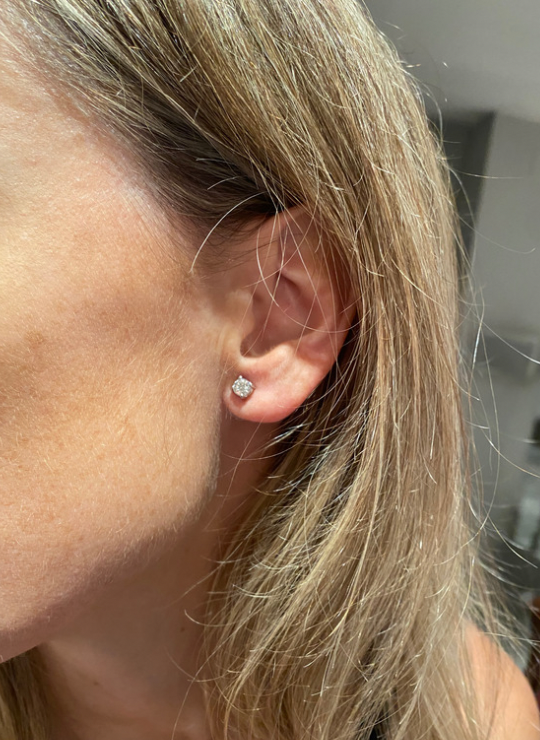 Brincos Dorminhocas com Diamantes em Cravação de Garras